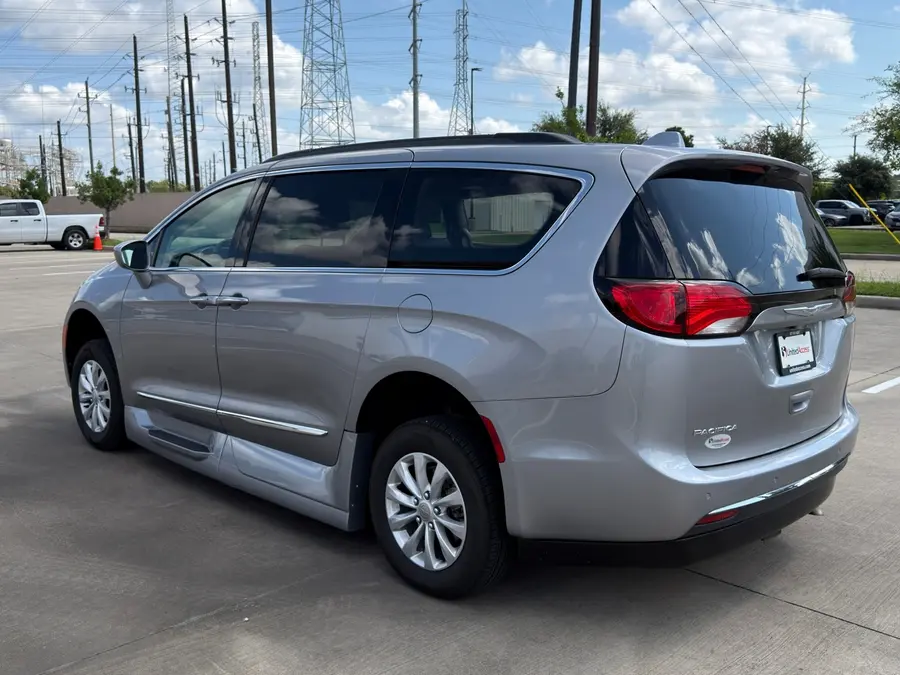 2017 Chrysler Pacifica Touring L photo 5