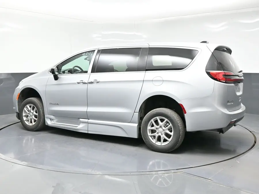 2026 Chrysler Pacifica Select photo 4