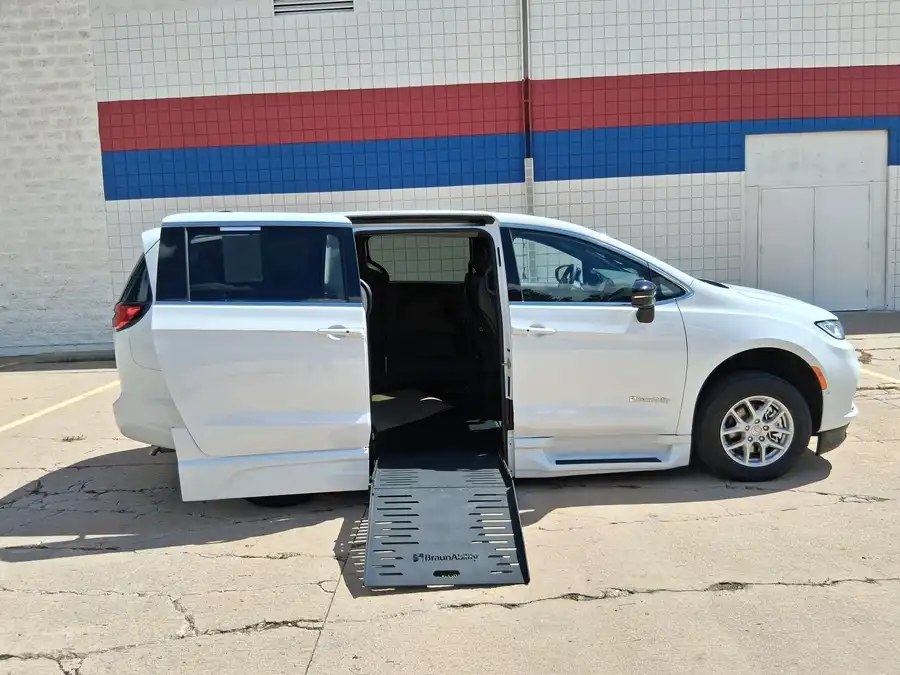 2026 Chrysler Pacifica Select's photo