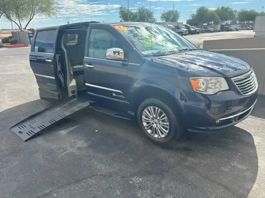 2016 Chrysler Town & Country Touring L Anniversary Edition's photo