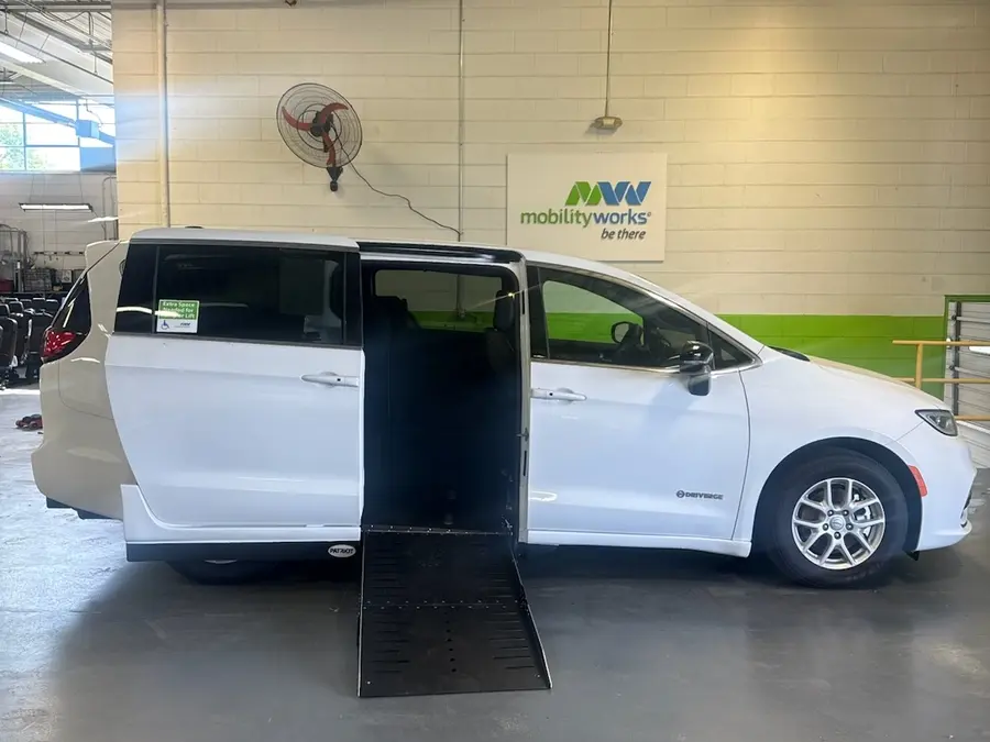 2026 Chrysler Pacifica Select photo 5