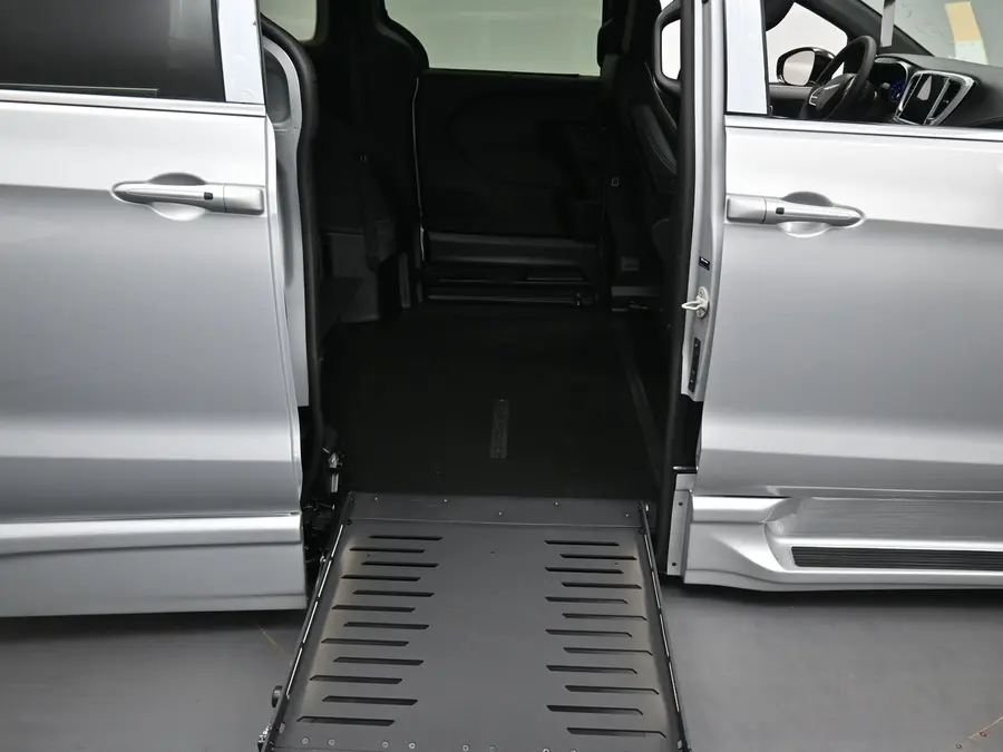 2026 Chrysler Pacifica Select photo 3