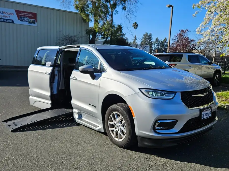 2023 Chrysler Pacifica Touring L's photo