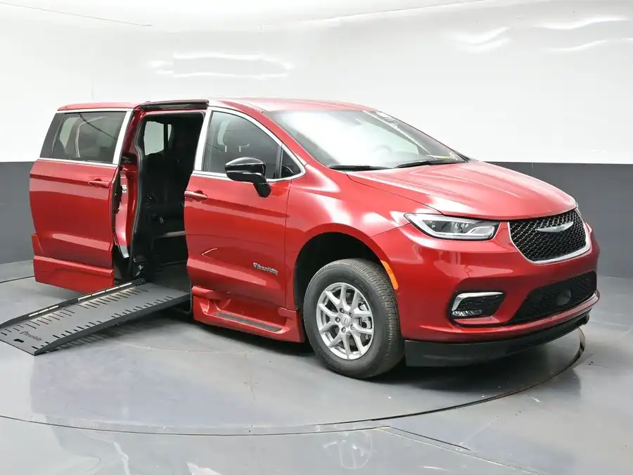 2026 Chrysler Pacifica Select's photo