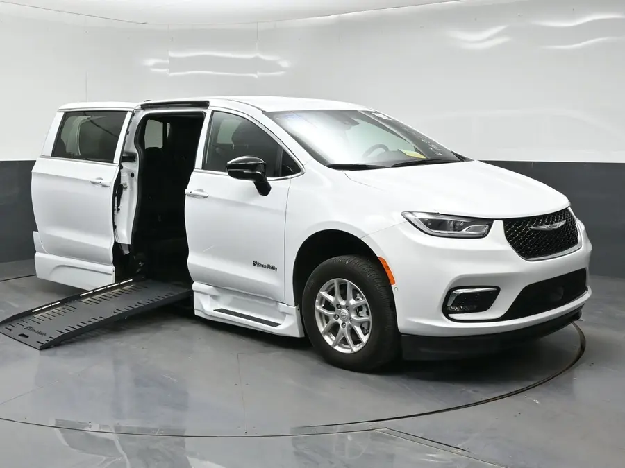 2026 Chrysler Pacifica Select photo 3