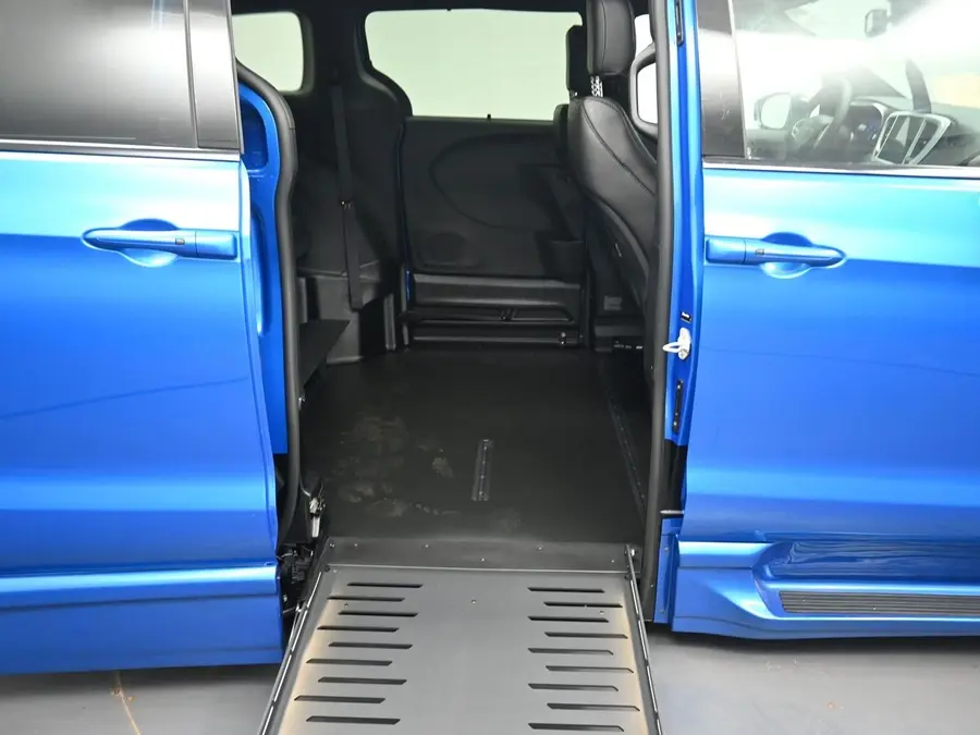 2027 Chrysler Pacifica Select photo 3