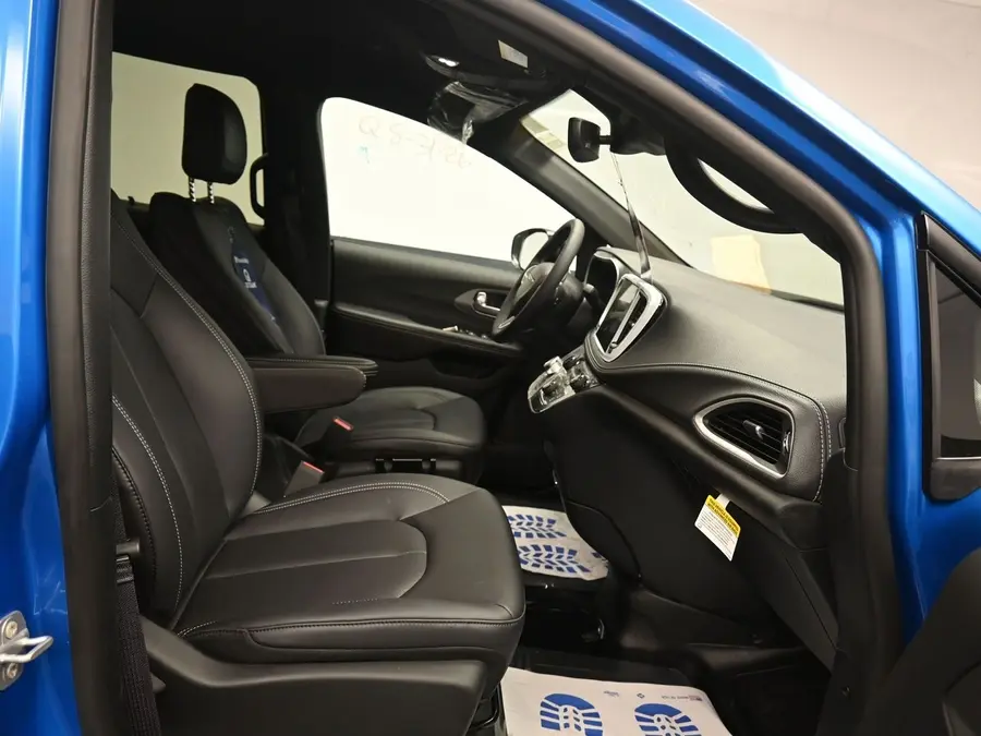 2027 Chrysler Pacifica Select photo 3