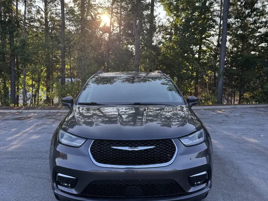 2022 Chrysler Pacifica Touring L's photo