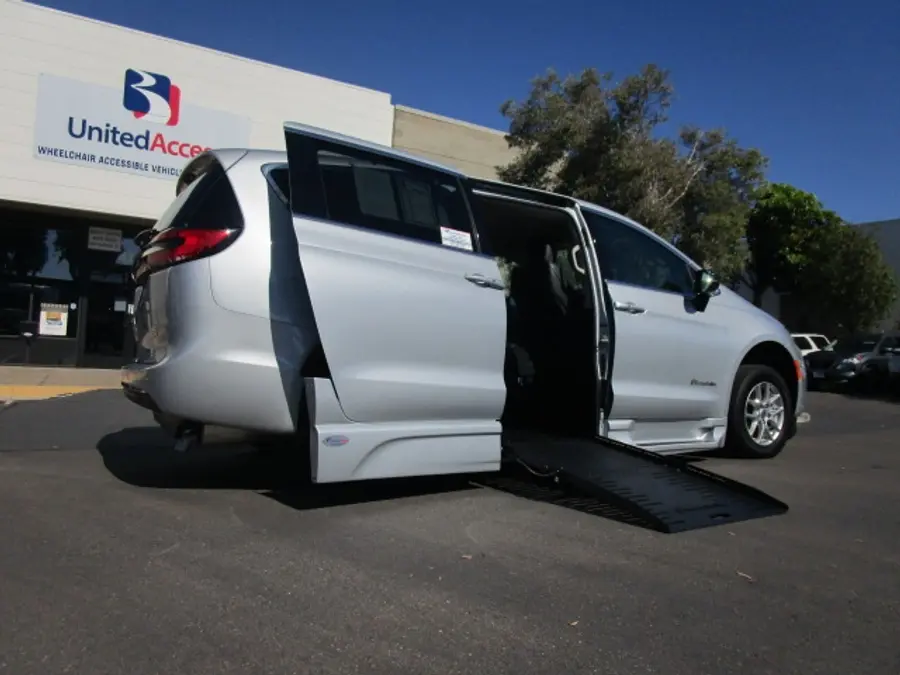 2026 Chrysler Pacifica Select photo 3