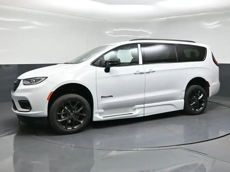 2026 Chrysler Pacifica Select's photo