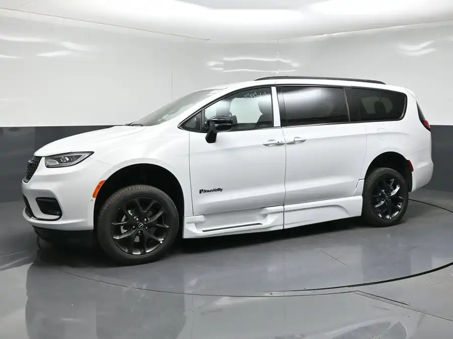 2026 Chrysler Pacifica Select's photo