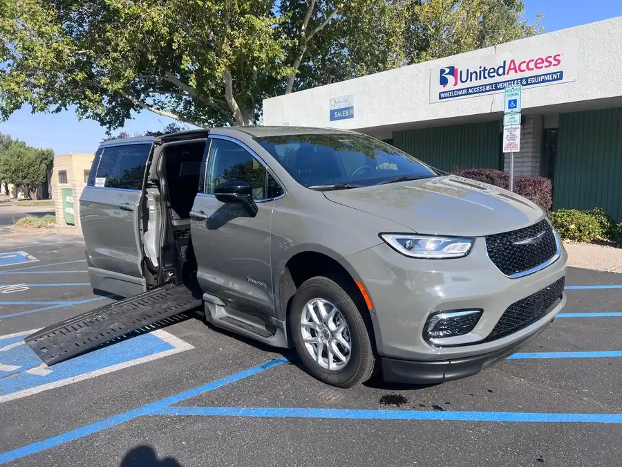 2025 Chrysler Pacifica Select's photo