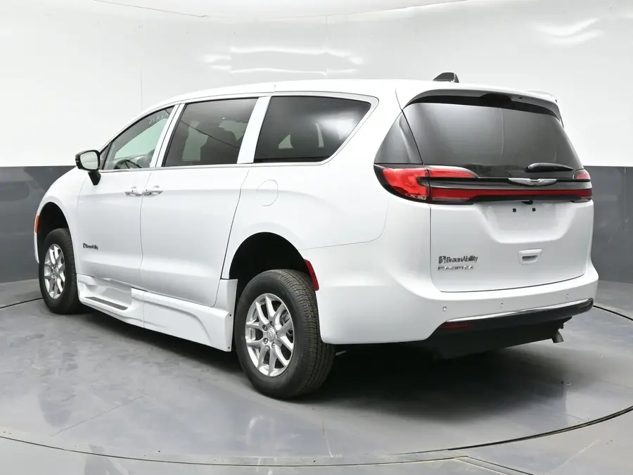 2026 Chrysler Pacifica Select photo 5