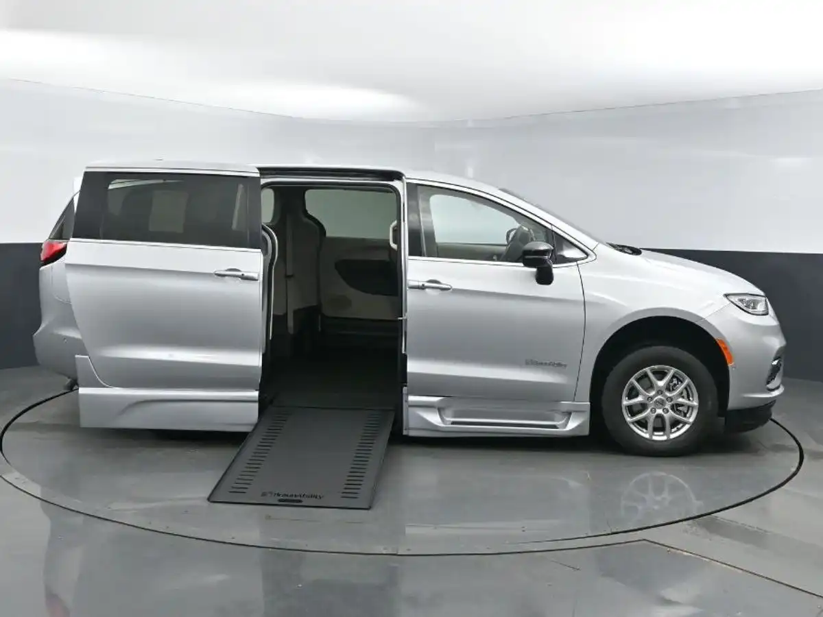 2024 Chrysler Pacifica Touring L's photo