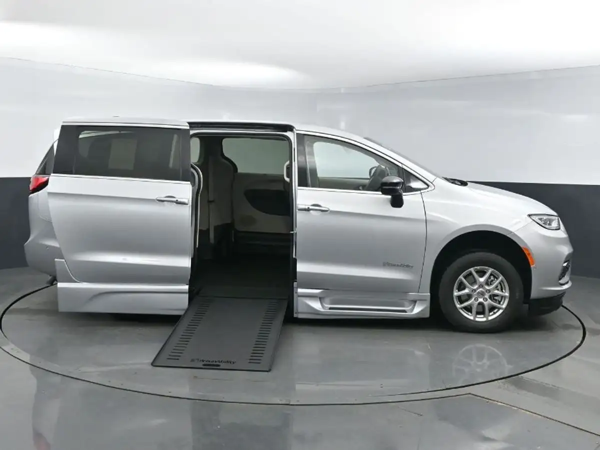 2024 Chrysler Pacifica Touring L's photo