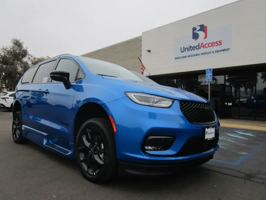 2026 Chrysler Pacifica Select photo 4