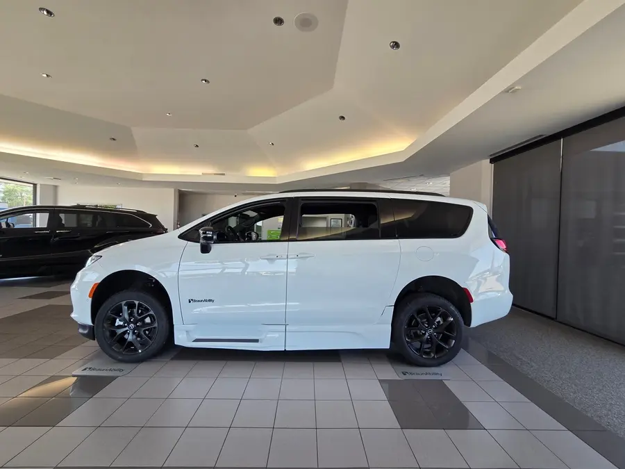 2026 Chrysler Pacifica Select photo 3