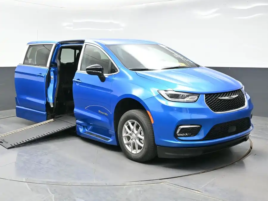 2026 Chrysler Pacifica Select's photo