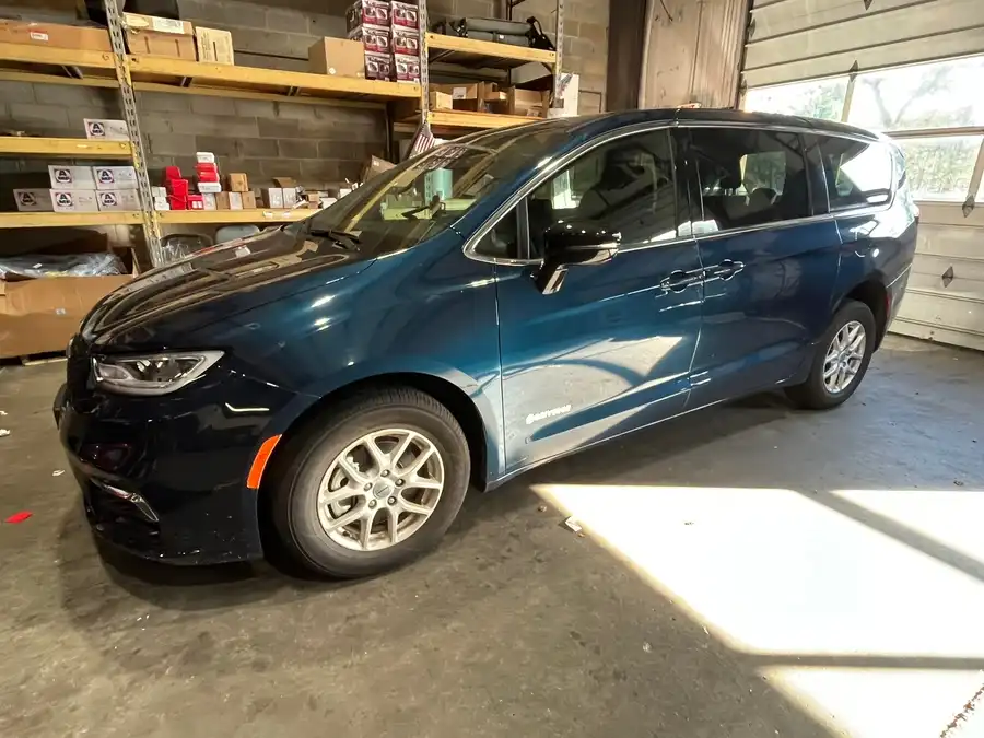 2024 Chrysler Pacifica Touring's photo