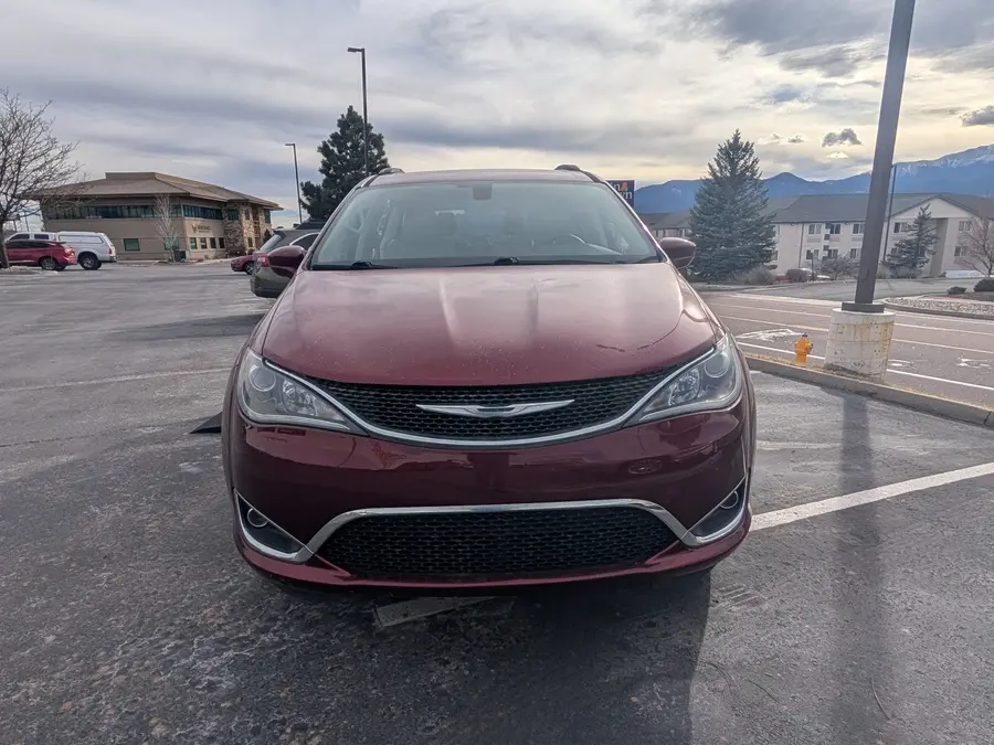 2017 Chrysler Pacifica Touring-L photo 3