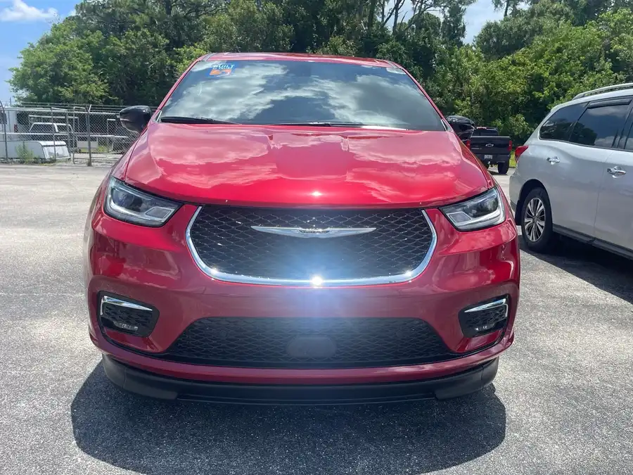 2026 Chrysler Pacifica Select's photo