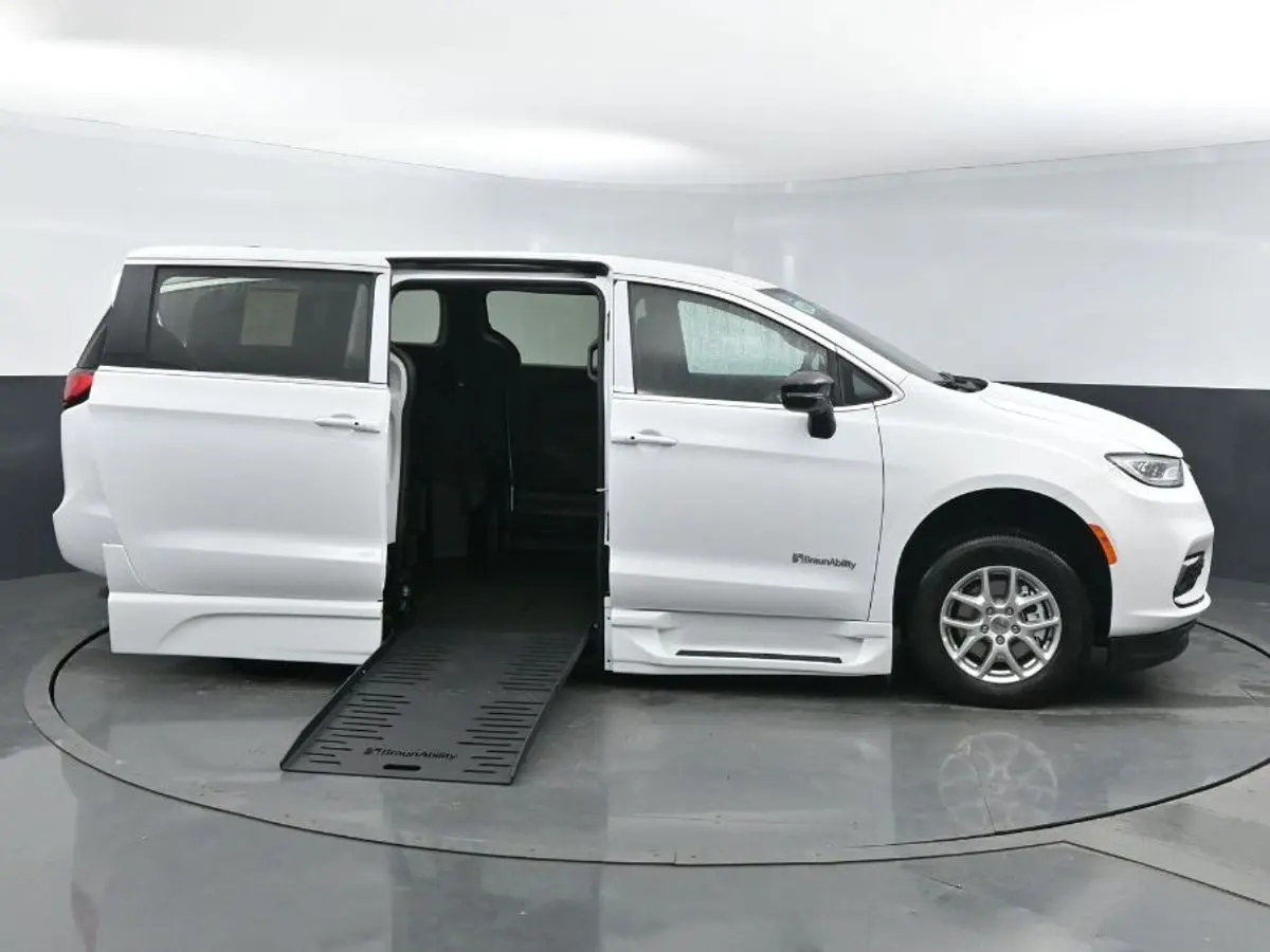2024 Chrysler Pacifica Touring photo 4