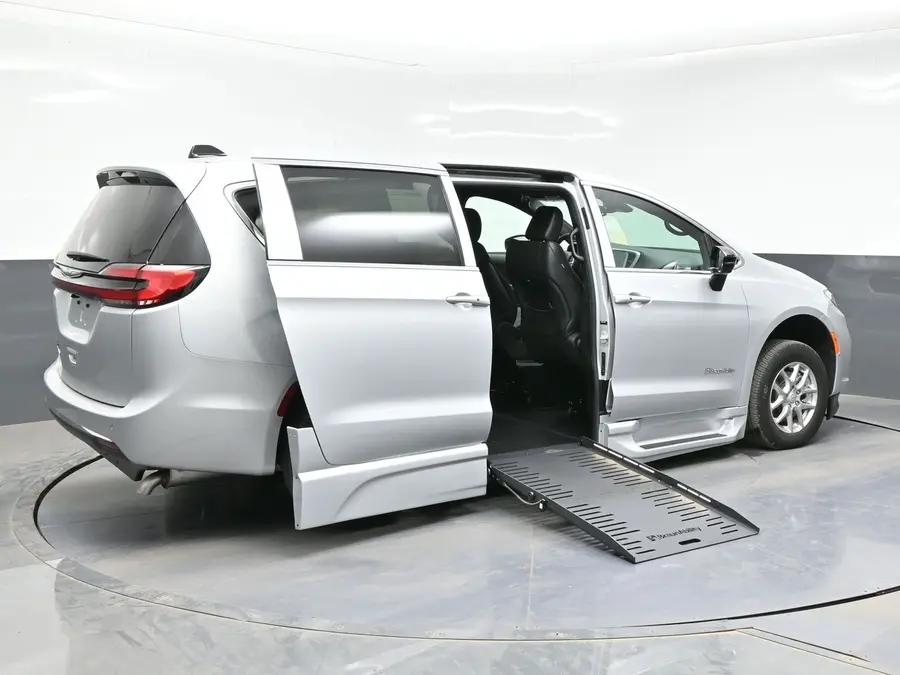 2026 Chrysler Pacifica Select photo 4