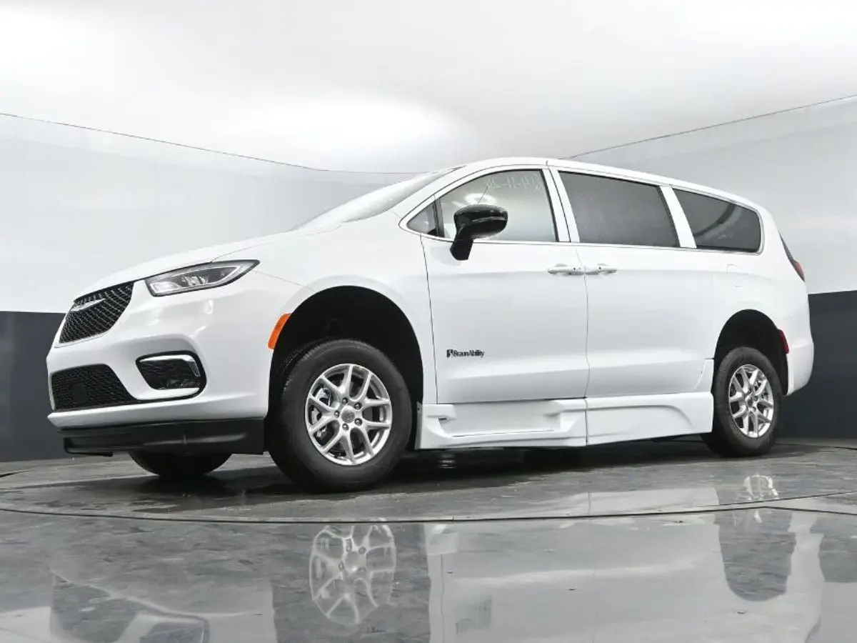 2024 Chrysler Pacifica Touring photo 3