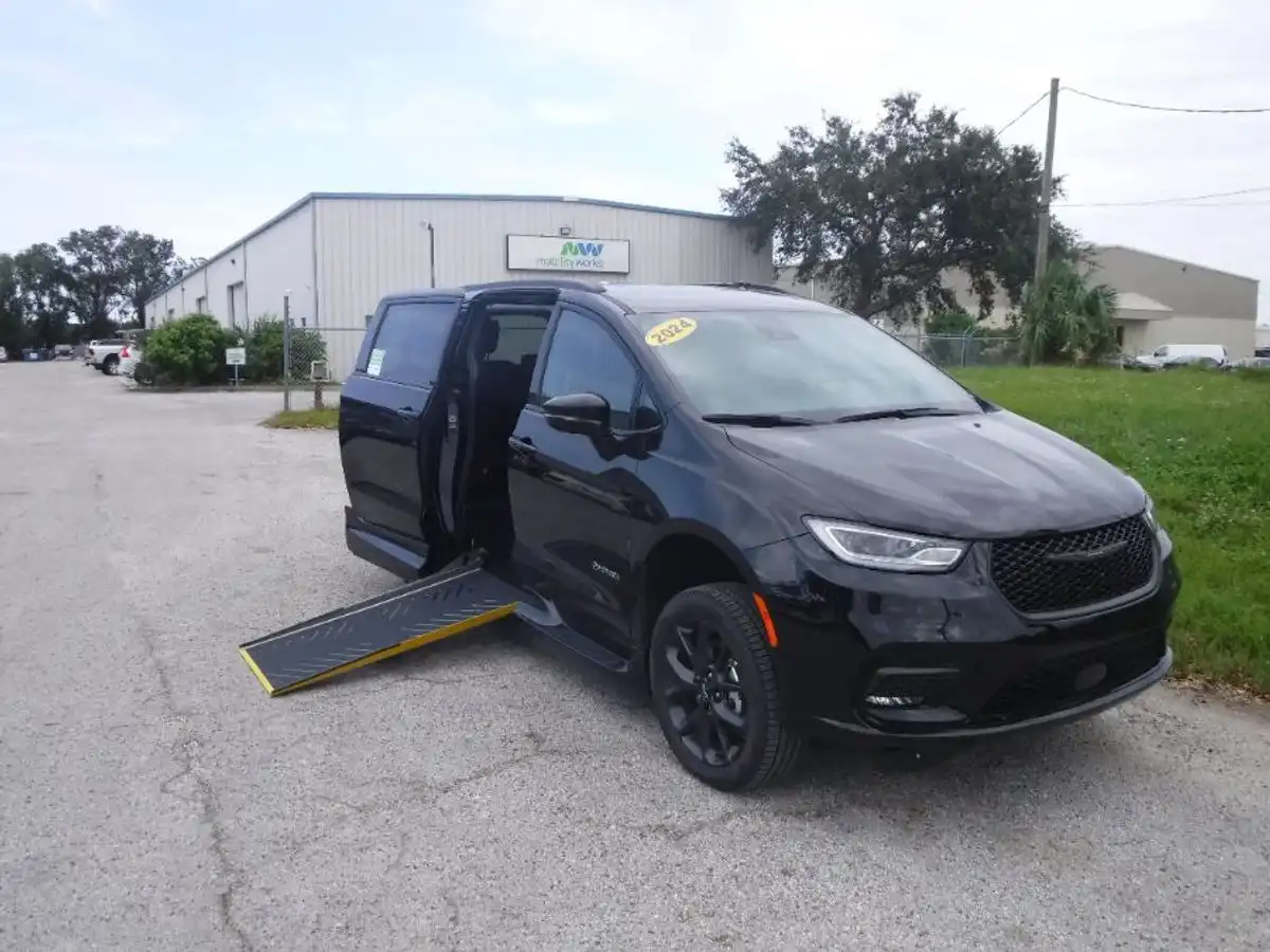 2024 Chrysler Pacifica Touring L's photo