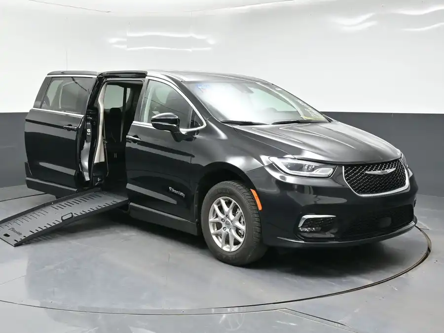 2024 Chrysler Pacifica Touring L's photo