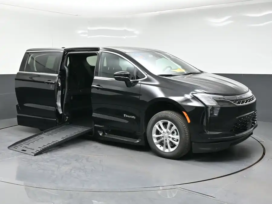 2027 Chrysler Pacifica Select's photo