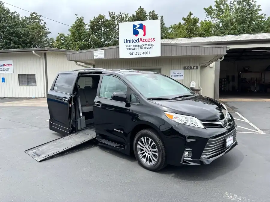 2020 Toyota Sienna XLE Premium V6 8-Passenger FWD's photo