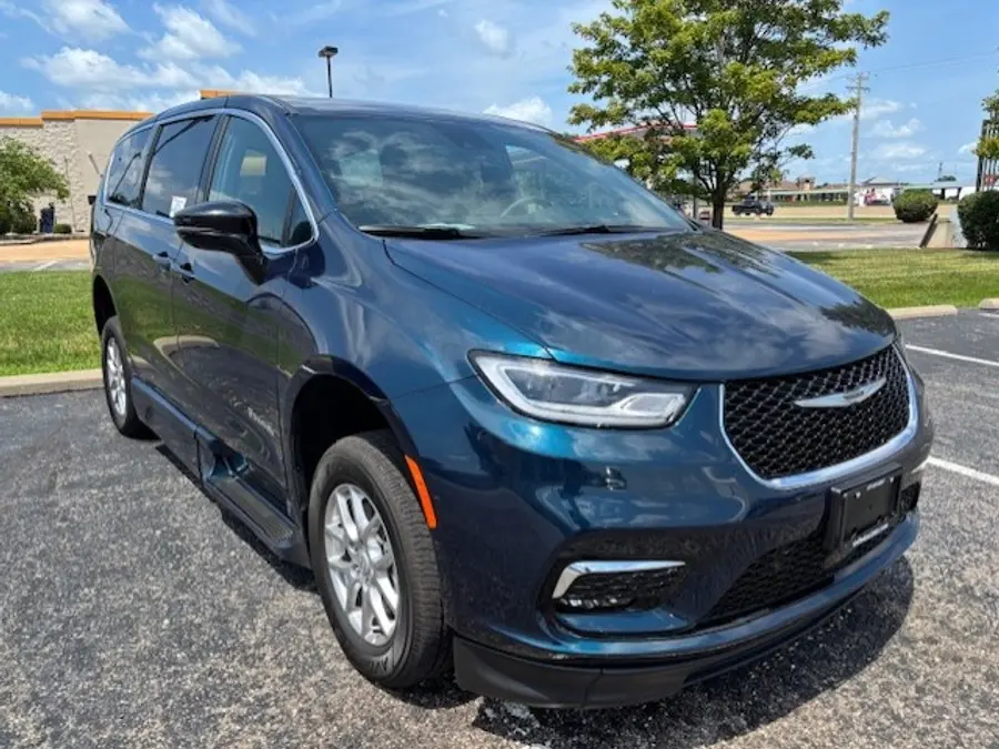 2025 Chrysler Pacifica Select photo 3