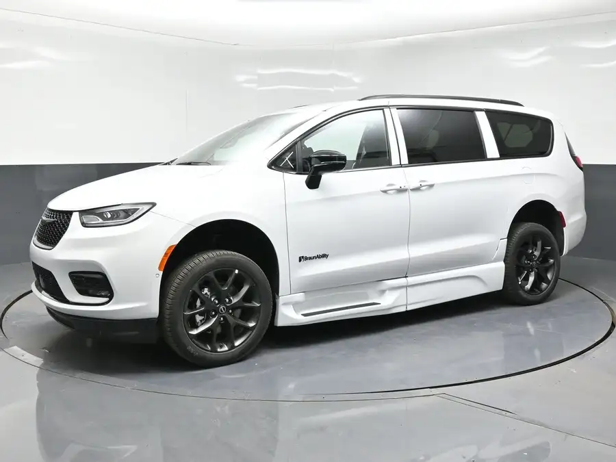 2026 Chrysler Pacifica Select's photo