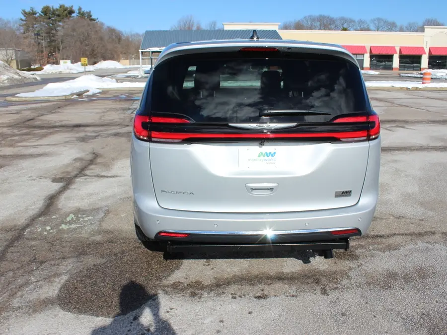 2026 Chrysler Pacifica Select photo 4