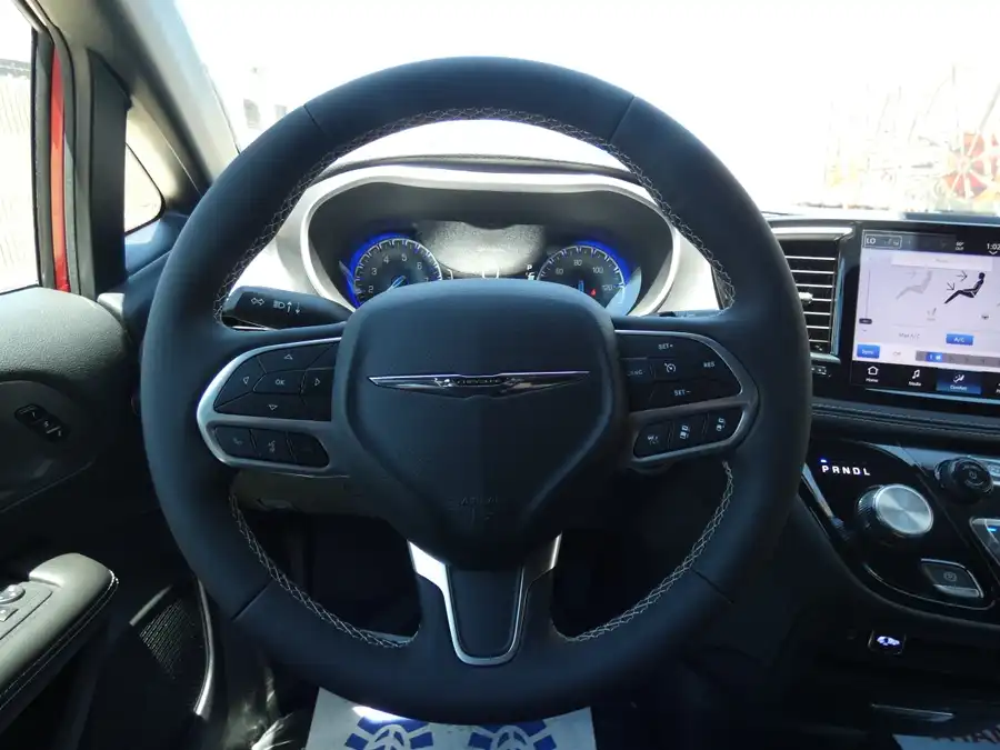 2026 Chrysler Pacifica Select's photo