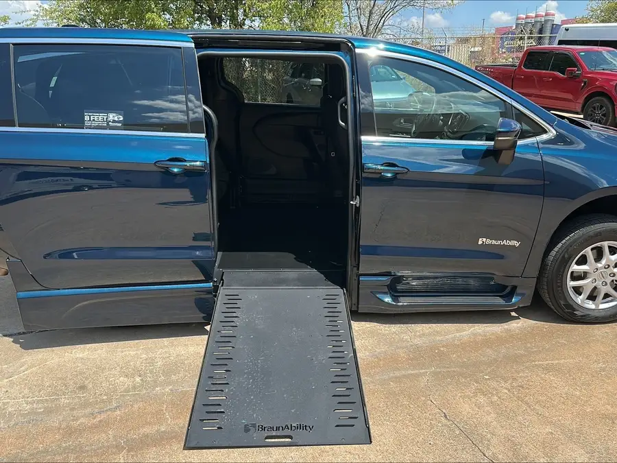 2023 Chrysler Pacifica Touring photo 1