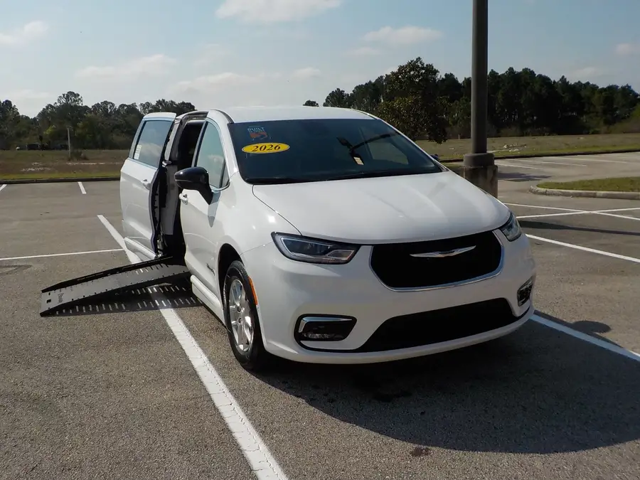 2026 Chrysler Pacifica Select photo 1