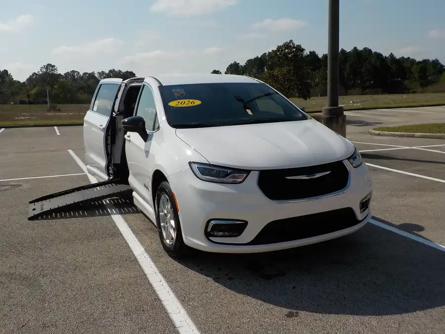 2026 Chrysler Pacifica Select's photo