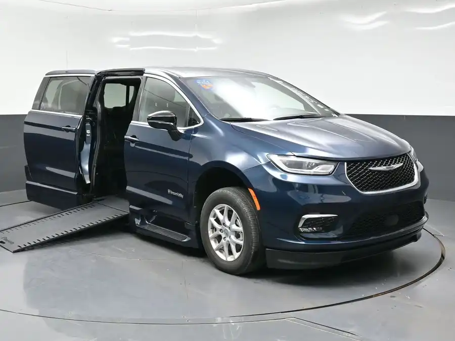 2025 Chrysler Pacifica Select's photo
