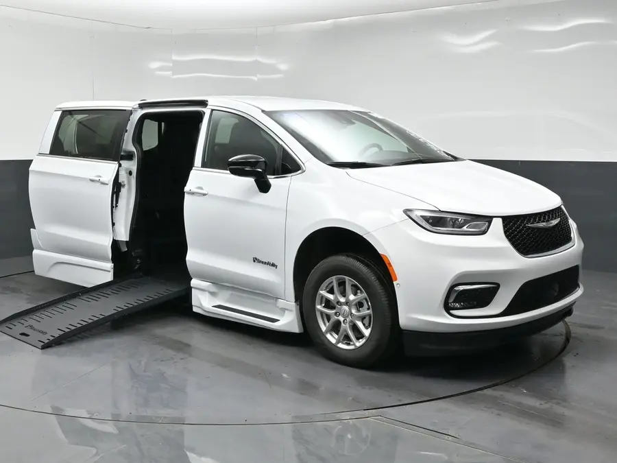 2026 Chrysler Pacifica Select photo 4