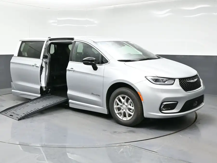 2026 Chrysler Pacifica Select's photo
