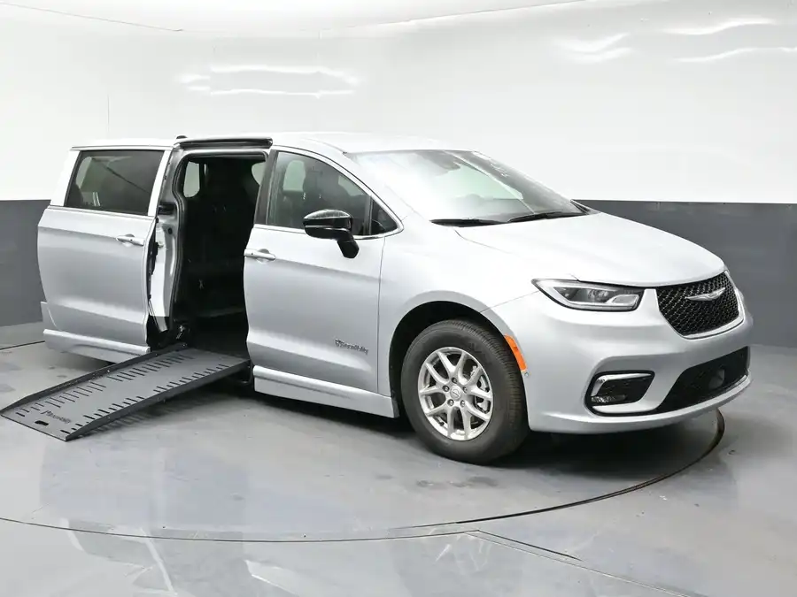 2026 Chrysler Pacifica Select's photo