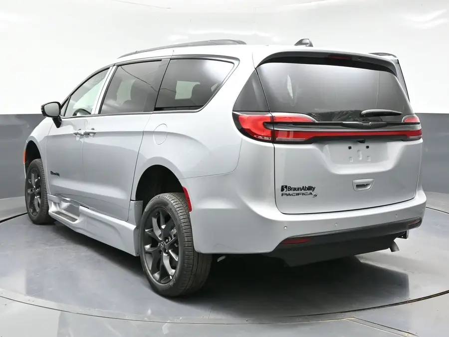 2026 Chrysler Pacifica Select photo 5