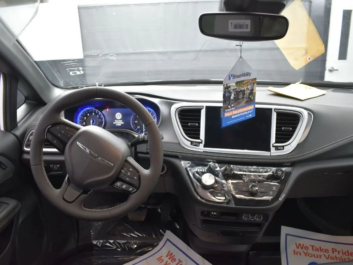 2023 Chrysler Pacifica Touring L photo 5
