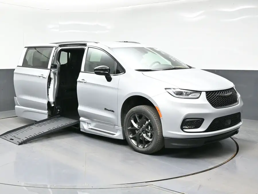 2026 Chrysler Pacifica Select photo 1