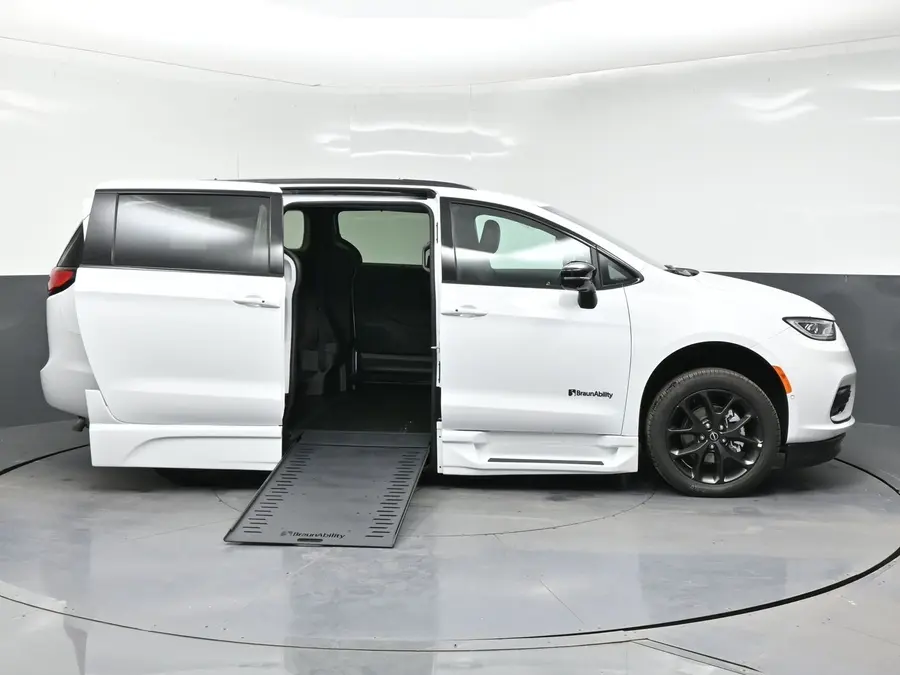 2026 Chrysler Pacifica Select photo 3