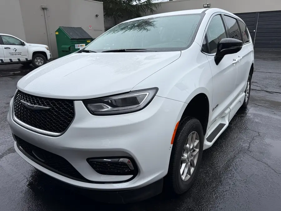 2025 Chrysler Pacifica Select photo 4