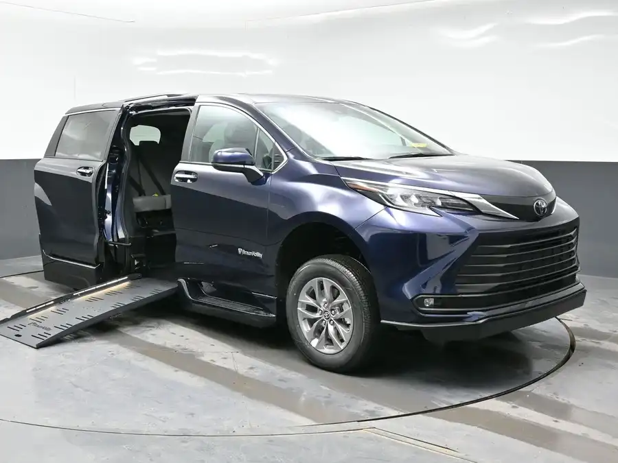 2026 Toyota Sienna XLE 7-Passenger Hybrid FWD's photo
