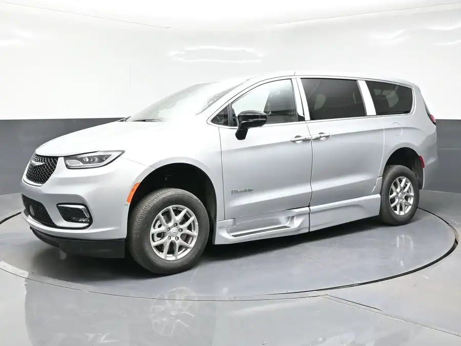 2026 Chrysler Pacifica Select's photo